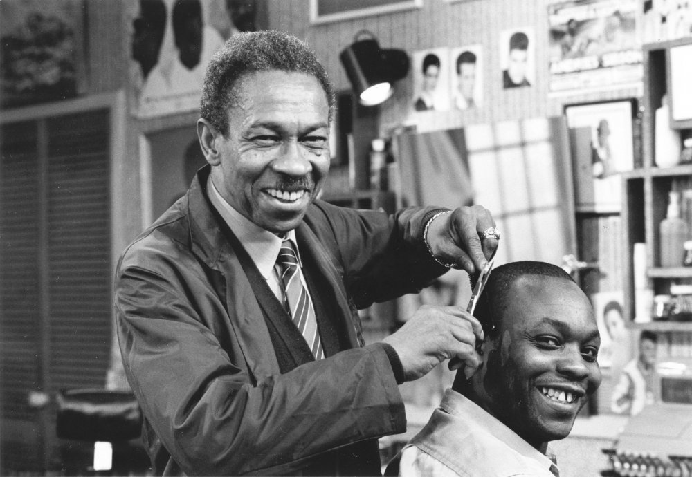 desmonds-1989-002-norman-beaton-cutting-hair-00m-smi